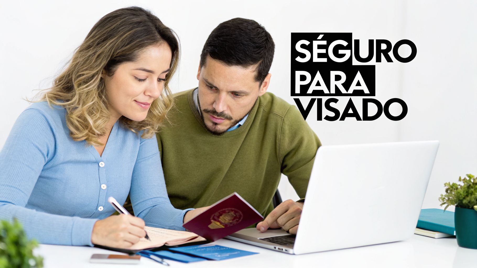 Pareja gestionando documentos y pasaportes en un portátil, con texto 'SEGURO PARA VISADO'.