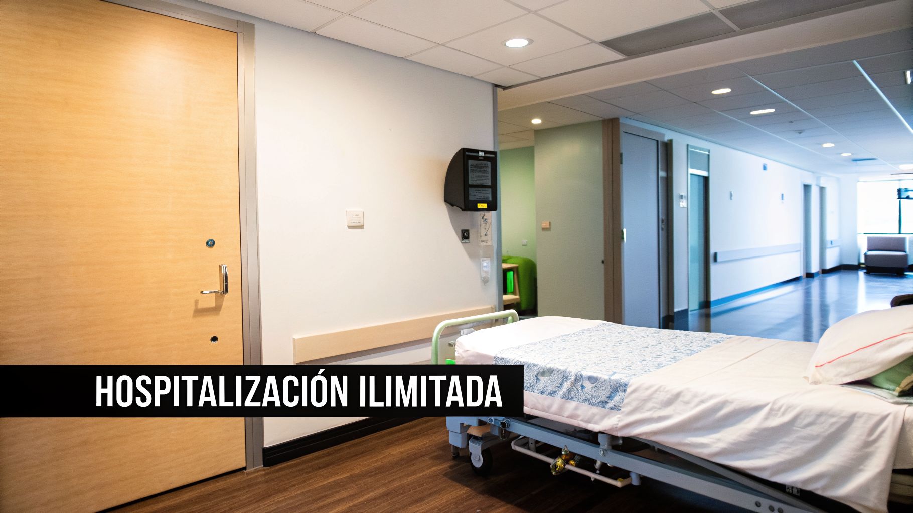 Una cama de hospital vacía en una habitación luminosa con una puerta de madera y un pasillo moderno, con el texto 'HOSPITALIZACIÓN ILIMITADA'.